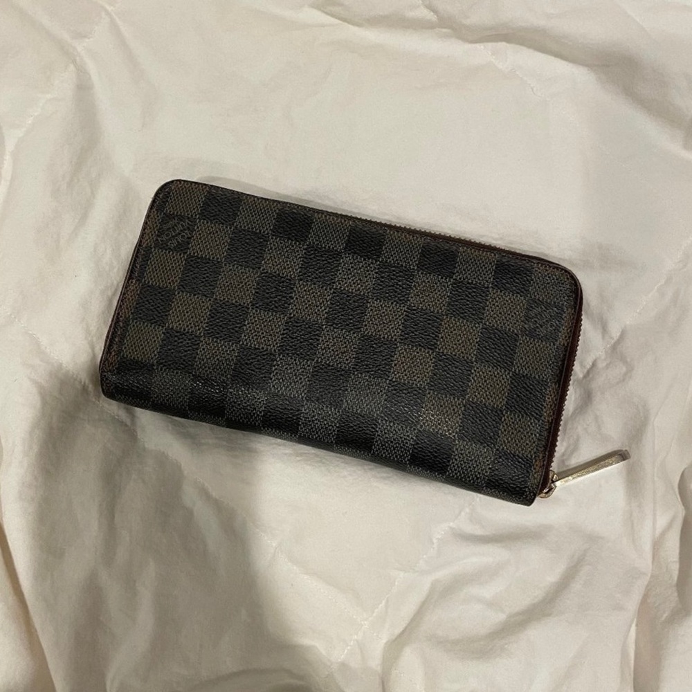 Louis Vuitton zippy wallet